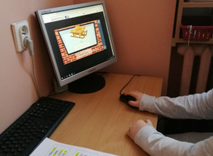 Terapia pedagogiczna z tabletem i komputerem