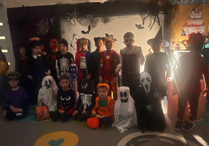 Zdjęcie grupowe uczestników zabawy.