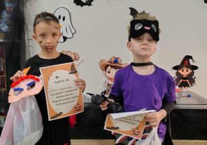 Zwycięzcy konkursu na najpiękniejszą maskę halloweenową.