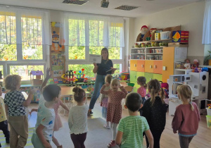 Dzieci wykonują ćwiczenia.