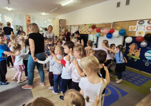 Zabawy dzieci przy muzyce.