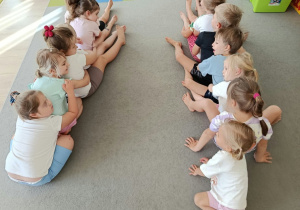 Dzieci wykonują ćwiczenia ruchowe.