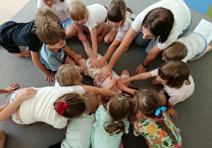 Dzieci wykonują ćwiczenia ruchowe.