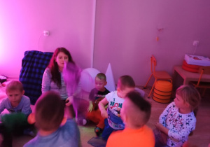 zabawy w sali snoezelen z chusteczkami