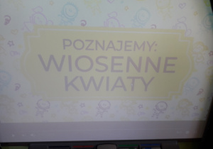 Slajd prezentacji multimedialnej o wiosennych kwiatach.