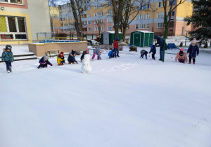 Dzieci rysują na śniegu
