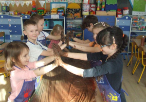 Dzieci łączą swoje dłonie.