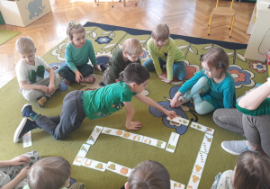 Dzieci grają w grę