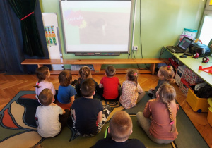 Dzieci ogladają prezentację o Australii
