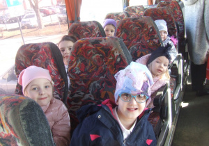 Dzieci siedzące w autobusie..