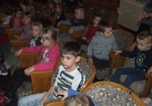 Dzieci oglądają przedstawienie.