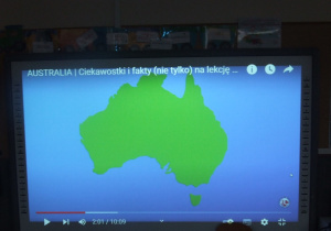 Dzieci oglądają film o Australii.