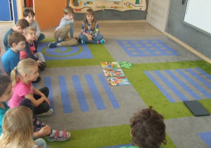 Dzieci słuchają opowiadania.