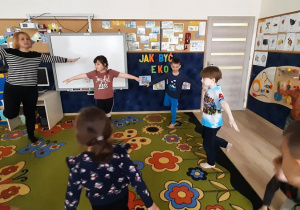 Dzieci wykonują ćwiczenie Jaskółka.