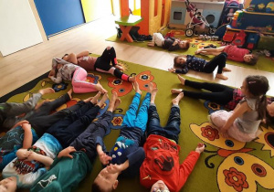 Dzieci leżą na dywanie - relaks.