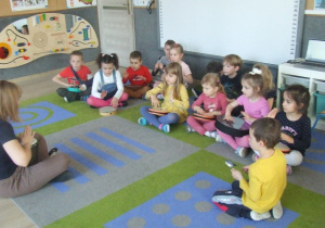Dzieci naśladują rytm podawany przez nauczycielkę.