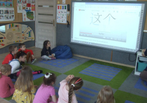 Dzieci oglądają chińskie znaki.