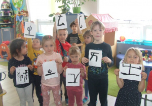 Dzieci malują chińskie znaki.
