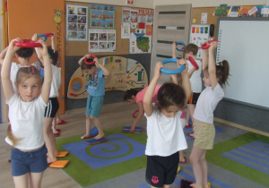 Dzieci ćwiczą równowagę z kółkami ringo.