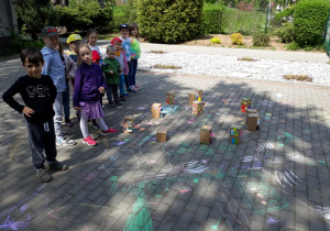 Dzieci prezentują wykonany plan i makietę osiedla.