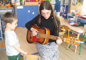 Studentka gra na gitarze.