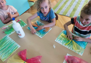 Dzieci tworzą kolorowe motyle.