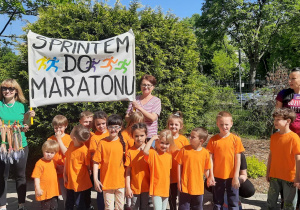 Dzieci z transparentem "Sprintem do maratonu".