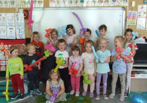 Dzieci prezentują wykonane zabawki z balonów.