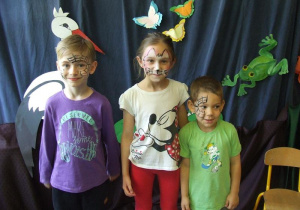 Dzieci prezentują wymalowane twarze.