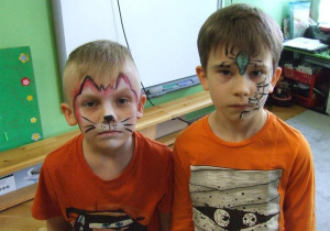 Dzieci prezentują wymalowaną twarz.