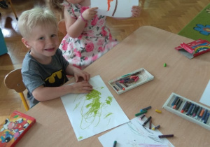 Dzieci rysują pastelami.