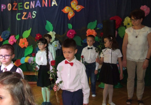 Dzieci tańczą tango z różą.