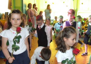 Dzieci tańczą tango z różą.