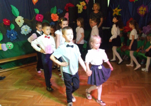 Dzieci tańczą poloneza.