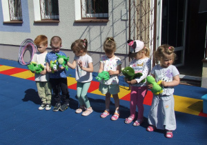 Dzieci trzymają żabki.