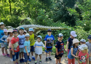 Dzieci przed dinozaurem.