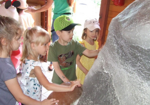 Dzieci oglądają wielką bryłę soli.