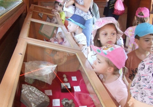 Dzieci oglądają eksponaty.