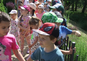 Dzieci czekają na wynurzenie pleziozaura.