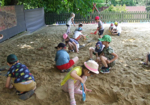 Dzieci wykopują dinozaura.