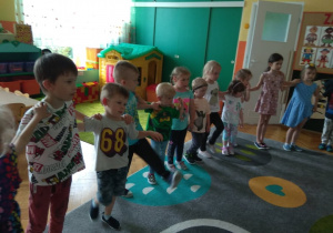 Dzieci wykonują ćwiczenia w pozycji stojącej.