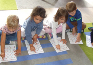 Dzieci rysują palcem po śladzie w rytm muzyki.
