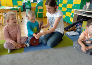 Dzieci grają na gitarze.