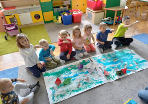 Dzieci prezentują wykonaną pracę plastyczną.