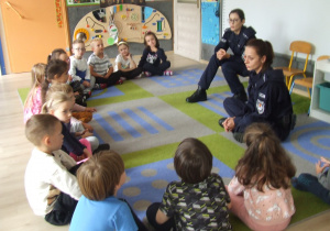 Dzieci rozmawiają z policjantkami.