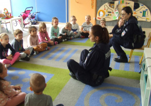 Dzieci słuchają pań policjantek.