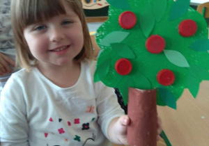 Dziewczynka pokazuje swoje drzewko.