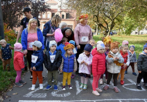 Najmłodsze dzieci stoją na linii startu biegu.