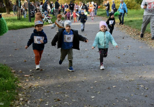 Najmłodsze dzieci biegną.