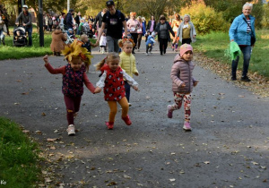 Najmłodsze dzieci biegną.